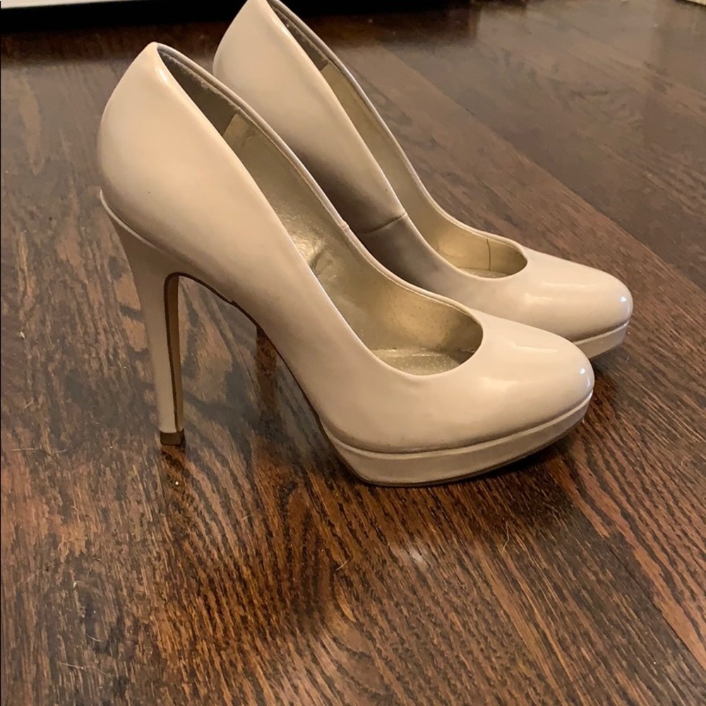 Nude Guess pumps